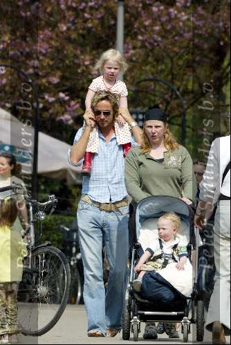 Amsterdam 17 april 2004
Chris Zegers met klein meisje in Vondelpark