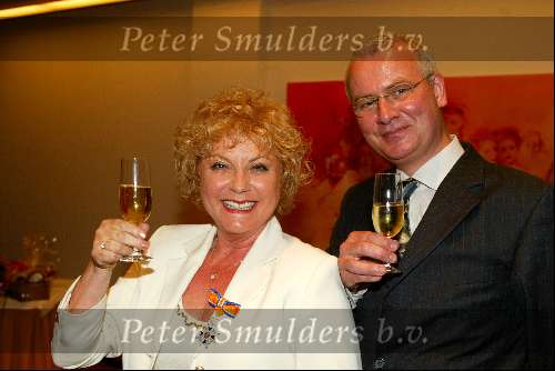 Soestduinen 26 april 2003
connie vink krijgt koninklijke onderscheiding
connie vink met man en een glaasje champagne