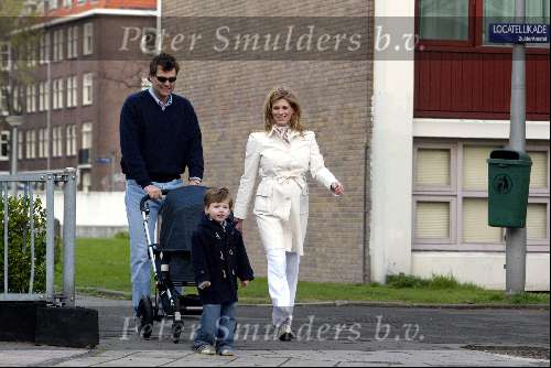Amsterdam 4 april 2004
Reinout Oerlemans met Danielle Overgaag en zoontje Thijmen en dochtertje Fiene