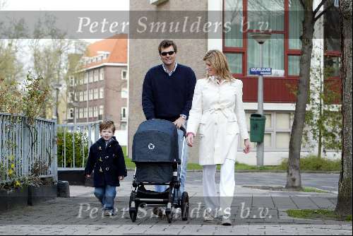 Amsterdam 4 april 2004
Reinout Oerlemans met Danielle Overgaag en zoontje Thijmen en dochtertje Fiene