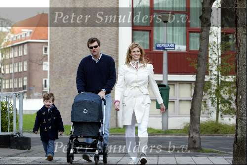 Amsterdam 4 april 2004
Reinout Oerlemans met Danielle Overgaag en zoontje Thijmen en dochtertje Fiene
