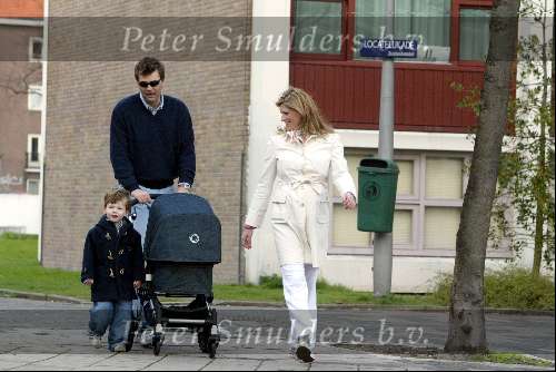 Amsterdam 4 april 2004
Reinout Oerlemans met Danielle Overgaag en zoontje Thijmen en dochtertje Fiene