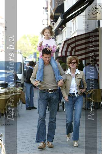 Amsterdam 22 april 2004
Richard Krajicek met Emma en Daphne Deckers op de pc hooftstraat. Deze dag zijn ze 10 jaar bij elkaar
