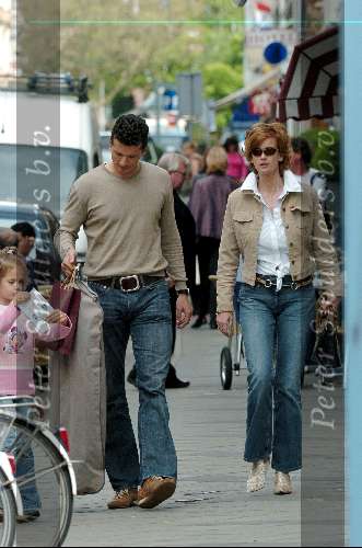 Amsterdam 22 april 2004
Richard Krajicek met Emma en Daphne Deckers op de pc hooftstraat. Deze dag zijn ze 10 jaar bij elkaar