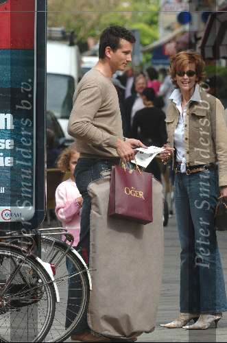 Amsterdam 22 april 2004
Richard Krajicek met Emma en Daphne Deckers op de pc hooftstraat. Deze dag zijn ze 10 jaar bij elkaar