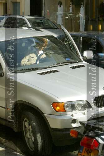 Amsterdam 22 april 2004
Richard Krajicek met Emma en Daphne Deckers op de pc hooftstraat. Deze dag zijn ze 10 jaar bij elkaar. Daphne in haar BMW X5