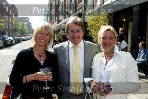 Amsterdam 28 april 2004
Presentatie cd Robert Halewijn bij En Pluche  . 
Dorien Ouborg Lee Towers en Mevr Kroymans