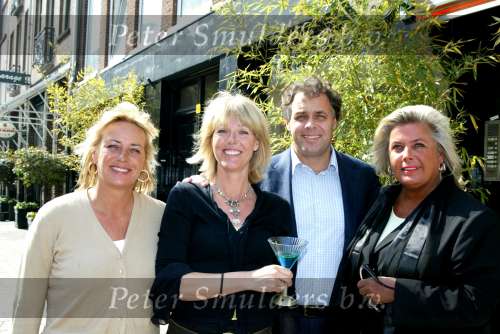 Amsterdam 28 april 2004
Presentatie cd Robert Halewijn bij En Pluche  . 
Aad Ouborg met Dorien Ouborg  Els Ouborg en Petra Ouborg