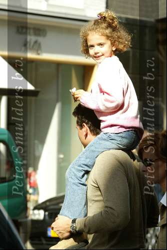 Amsterdam 22 april 2004
Richard Krajicek met Emma en Daphne Deckers op de pc hooftstraat. Deze dag zijn ze 10 jaar bij elkaar.kussend
