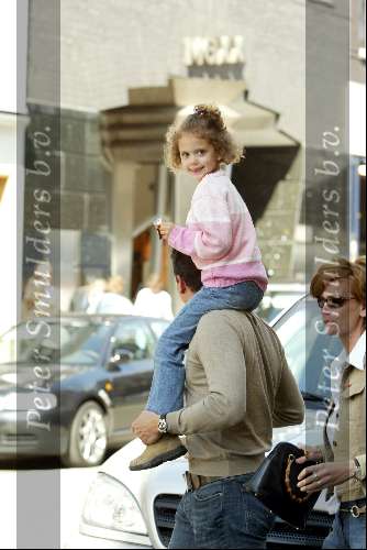 Amsterdam 22 april 2004
Richard Krajicek met Emma en Daphne Deckers op de pc hooftstraat. Deze dag zijn ze 10 jaar bij elkaar
