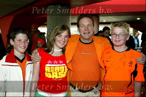 Amsterdam 19 april 2004
Premiere in Oranje in de Amsterdam Arena.
Erik v Muiswinkel met kinderen