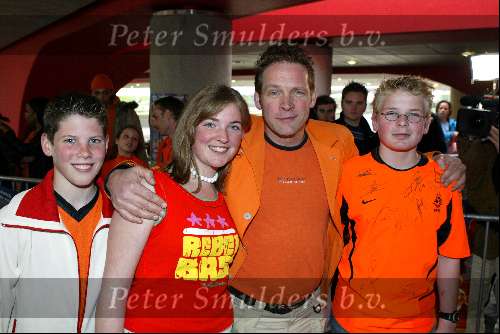Amsterdam 19 april 2004
Premiere in Oranje in de Amsterdam Arena.
Erik v Muiswinkel met kinderen