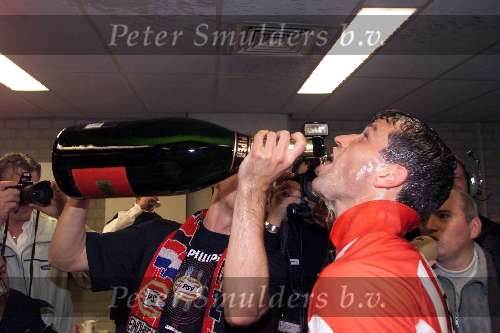Eindhoven 6 mei 2001
PSV-Heerenveen 3-0
PSV Landskampioen 2000/2001
Ernest Faber aan de champagne