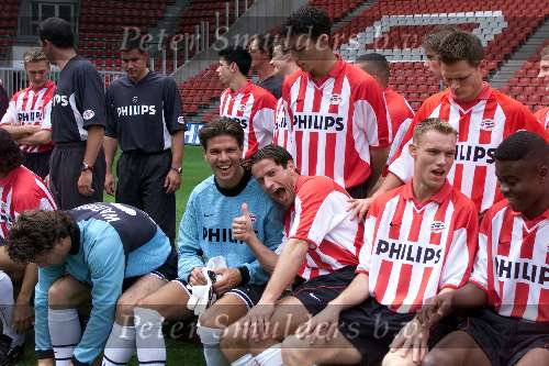 Eindhoven, 8 augutus 2000
Perspresentatie PSV betaald voetbal seizoen 2000/2001
Plezier bij reserve doelman Patrick lodewijks en Ernest Faber