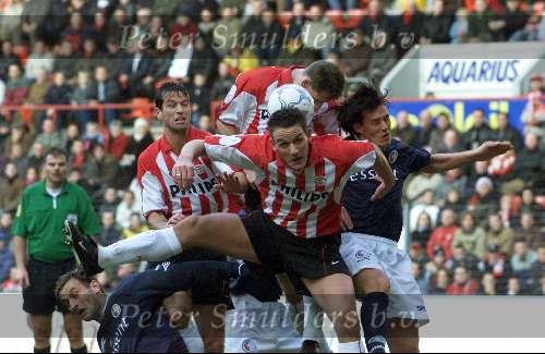 Eindhoven, 9 december 2001
Kompetitie Seizoen 2001/2001
PSV - FC Twente, eindstand 1-0
Chris v d Weerden, Ernest Faber, Spira Grujic, Andre Ooijer en Jan Venngeoor of Hesslink aanval van PSV op het doel van FC Twente