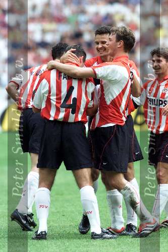 Amsterdam Arena stadion, 13 Augustus 2000
PSV-Roda JC, eindstand 2-0 om de Johan Cruyff-schaal
Ernest Faber wordt gefeliciteerd met zijn doelpunt (2-0)
Arnold Bruggink en Nikiforov
