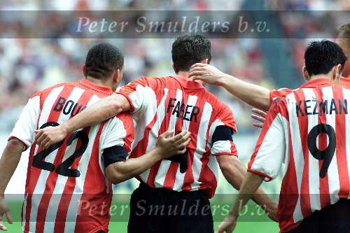 Amsterdam Arena stadion, 13 Augustus 2000
PSV-Roda JC, eindstand 2-0 om de Johan Cruyff-schaal
Ernest Faber wordt gefeliciteerd met zijn doelpunt (2-0)