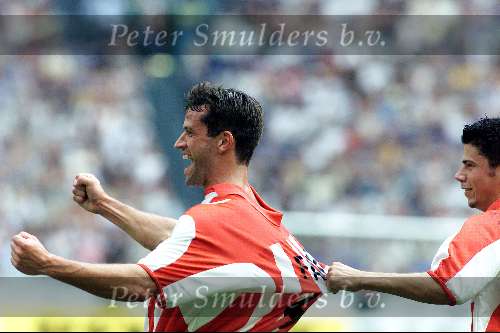Amsterdam Arena stadion, 13 Augustus 2000
PSV-Roda JC, eindstand 2-0 om de Johan Cruyff-schaal
Ernest Faber wordt gefeliciteerd met zijn doelpunt (2-0)
door Kezman