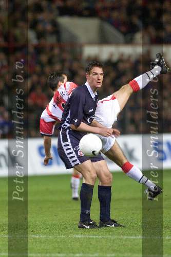 Eindhoven  23 oktober 1999
PSV-Fc Twente 2-2
Jan  Vennegoor of Hesselink in duel met Ernest Faber.