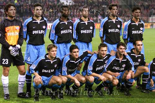 Eindhoven 26 oktober 1999
Wedstrijd in de championsleague tussen PSV-Bayern Munchen, eindstand 2-1
staande v.l.n.r.: Ronald Waterreus, Mark v Bommel, Eric Addo, Ernest Faber, Ruud v Nistelrooy en Luc Nilis.
Gehurkt v.l.n.r.: Joonas Kolkka, Ovidiu Stinga, Johann vogel, Jan Heintze en Jurgen Dirkx