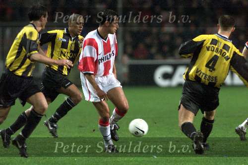 Eindhoven, 29 januari 2000
Wedstrijd om de Amstel Cup (1/8 finale), eindstand 0-2
Ernest Faber tussen John v d Brom, Marc v Hintum en Carlos Fortes
