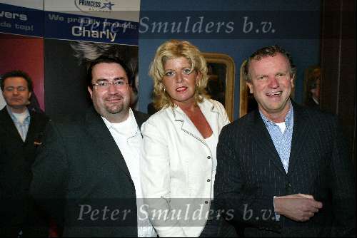 Rotterdam 13 april 2004
Presentatie cd Lee Towers in Hotel New York.
v.l.n.r. Hoofredakteur Weekend Marc v d Linden, Hoofdredaktrice Story Angela Hoogeveen en Hoofdredakteur Prive Evert Santegoeds