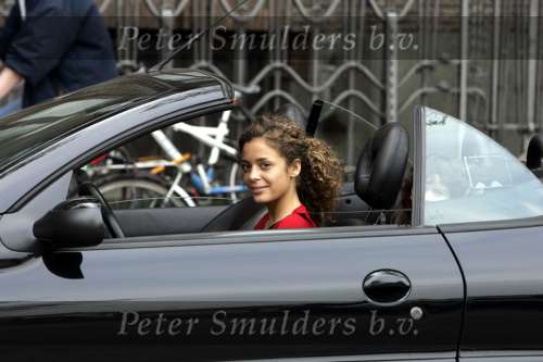 Amsterdam 28 april 2004
Fajah Lourens in haar Peugeot 206 cabrio samen met haar dochtertje.