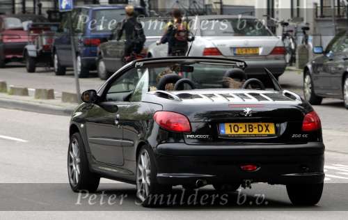 Amsterdam 28 april 2004
Fajah Lourens in haar Peugeot 206 cabrio samen met haar dochtertje.