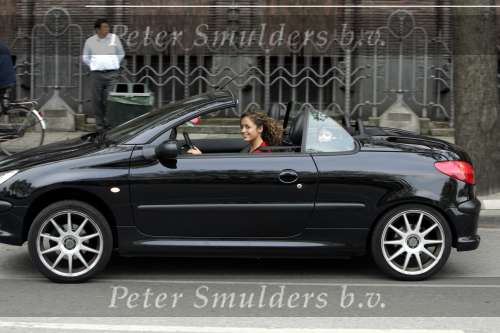 Amsterdam 28 april 2004
Fajah Lourens in haar Peugeot 206 cabrio samen met haar dochtertje.