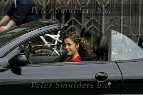 Amsterdam 28 april 2004
Fajah Lourens in haar Peugeot 206 cabrio samen met haar dochtertje.
