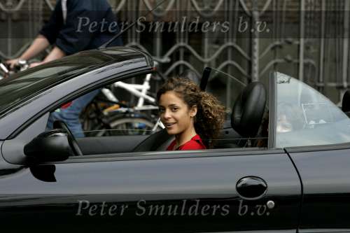 Amsterdam 28 april 2004
Fajah Lourens in haar Peugeot 206 cabrio samen met haar dochtertje.
