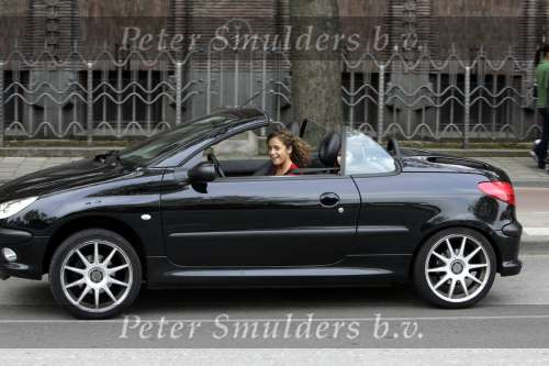 Amsterdam 28 april 2004
Fajah Lourens in haar Peugeot 206 cabrio samen met haar dochtertje.