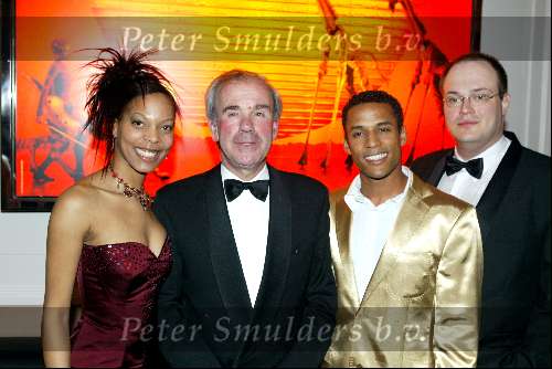 Scheveningen 4 april 2004
Premiere Lion King in Kurhaus.
Frans Weisglas met cast Lion King