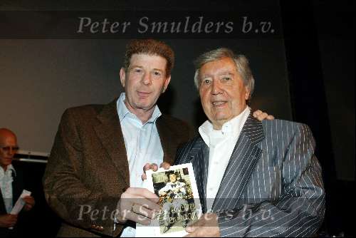 Amsterdam 10 april 2004
Presentatie boek Johnny Hoes in Heineken Music Hal.
Johnny Hoes en Frits Barend