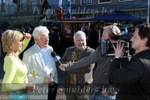 Ouderkerk aan de Ijssel 24 april 2004
Opening Klein Paardenburg in Ouderkerk aan de Amstel.
Joke Bruijs en Gerard Cox