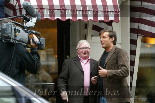 Amsterdam 10 april 2004
Gerard Joling met camerateam bij Anton op PC Hooftstraat