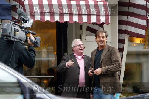Amsterdam 10 april 2004
Gerard Joling met camerateam bij Anton op PC Hooftstraat