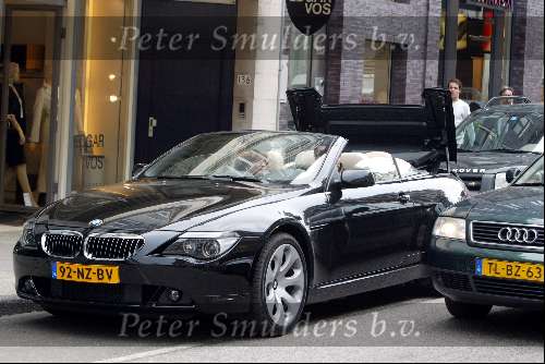 Amsterdam 2 april 2004
Gordon en Christine Kroonenberg op pc hooftstraat in bmw 645 CI cabrio