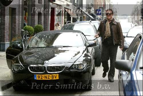Amsterdam 2 april 2004
Gordon en Christine Kroonenberg op pc hooftstraat in bmw cabrio 645