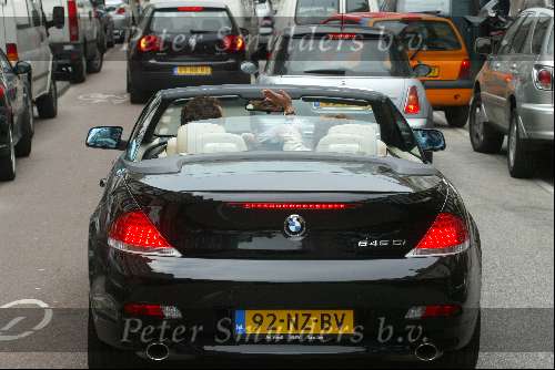 Amsterdam 2 april 2004
Gordon en Christine Kroonenberg op pc hooftstraat in bmw 645 CI Cabrio