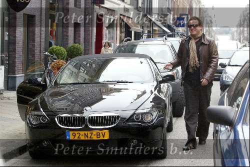 Amsterdam 2 april 2004
Gordon en Christine Kroonenberg op pc hooftstraat in bmw 645 CI Cabrio