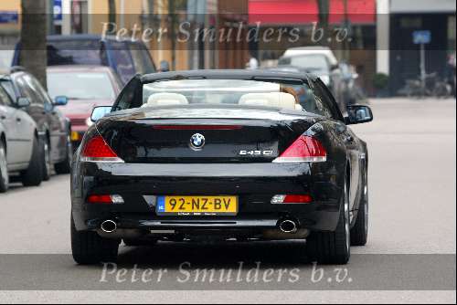 Amsterdam 2 april 2004
Gordon en Christine Kroonenberg op pc hooftstraat in bmw 645 CI Cabrio