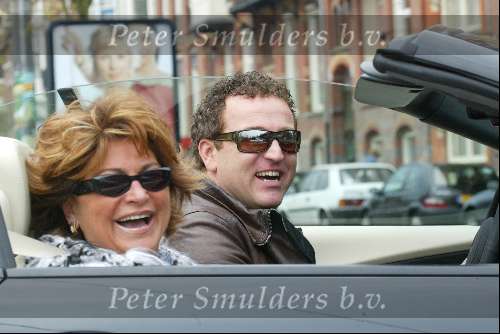 Amsterdam 2 april 2004
Gordon en Christine Kroonenberg op pc hooftstraat in bmw 645 CI Cabrio