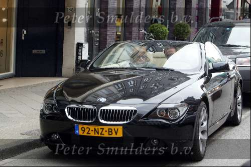 Amsterdam 2 april 2004
Gordon en Christine Kroonenberg op pc hooftstraat in bmw 645 CI Cabrio