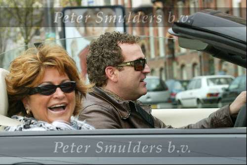Amsterdam 2 april 2004
Gordon en Christine Kroonenberg op pc hooftstraat in bmw 645 CI Cabrio