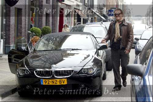 Amsterdam 2 april 2004
Gordon en Christine Kroonenberg op pc hooftstraat in bmw 645 CI Cabrio
