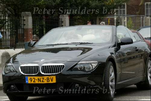 Amsterdam 2 april 2004
Gordon en Christine Kroonenberg op pc hooftstraat in bmw 645 CI Cabrio