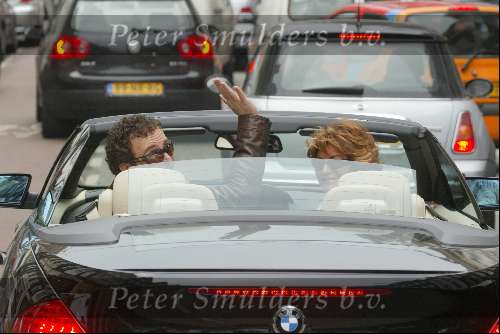 Amsterdam 2 april 2004
Gordon en Christine Kroonenberg op pc hooftstraat in bmw 645 CI Cabrio