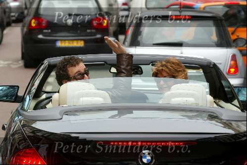 Amsterdam 2 april 2004
Gordon en Christine Kroonenberg op pc hooftstraat in bmw 645 CI Cabrio