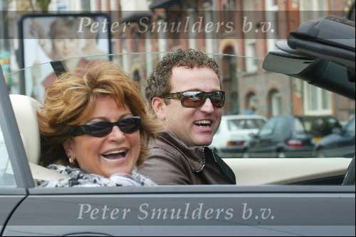 Amsterdam 2 april 2004
Gordon en Christine Kroonenberg op pc hooftstraat in bmw 645 CI Cabrio